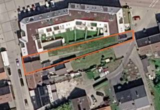 <p><span>Te koop: Renovatieproject in het rustige Bertem</span></p><p><span> </span></p><p><span>In een rustige straat in Bertem bevindt zich deze woning met uitzonderlijk veel potentieel. Een grondige totaalrenovatie kan hier een absolute meerwaarde betekenen voor investeerders of projectontwikkelaars. </span></p><p><span> </span></p><p><span>Bij het betreden van de woning kom je binnen in de inkomhal. Van hieruit heb je toegang tot de trap naar de eerste verdieping of sla je links af naar de woonkamer. De woonkamer is voorzien van een centrale wand, wat de mogelijkheid biedt om de ruimte op te delen in een gezellige leefruimte en een aparte eetkamer.</span></p><p><span> </span></p><p><span>Aansluitend bevindt zich een bijgebouwd gedeelte van de woning. Van hieruit bereik je zowel de recent vernieuwde keuken als de douche. De keuken is afgewerkt met kwalitatieve materialen en geniet van een rechtstreekse toegang tot de tuin, wat zorgt voor een aangename verbinding. </span></p><p><span>De tuin vormt een echte troef: achteraan bevindt zich toegang tot een andere straat, ideaal voor ontwikkeling of uitbreiding. Daarnaast is er ook een bijgebouw aanwezig.</span></p><p><span> </span></p><p><span>Op de eerste verdieping bevinden zich twee volwaardige slaapkamers. Via een luik is de zolder bereikbaar, die extra opslagmogelijkheden biedt.</span></p><p><span> </span></p><p><span>Een bijkomende troef van deze eigendom is dat ze gelegen is op een ontwikkelingsgrond met de mogelijkheid om drie appartementen te realiseren. </span></p><p><span> </span></p><p><span>Interesse? Neem dan supersnel contact op voor een persoonlijke rondleiding.</span></p><p><span> </span></p><p><span> </span></p>