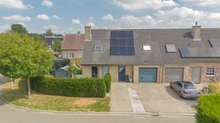 <p><span><strong>Instapklare HOB met garage op top-locatie in Oudegem | bezoekdag op 05/09 op afspraak</strong></span></p><p><span><strong>Instelprijs (bieden vanaf): 459.000,00 euro</strong></span></p><p><span><strong> </strong></span></p><p><span><span>Deze eigendom is gelegen in de rustige omgeving van Oudegem en bevindt zich op enkele minuten van het centrum, openbaar vervoer en allerlei handelszaken.</span></span></p><p><span><span>De woning werd gebouwd in</span><strong> 2000 </strong><span>en onderging recent heel wat renovaties die toedragen tot de uitzonderlijke energiezuinigheid van de woning. De woning is gelegen op een gezellig hoekperceel van 4are en heeft een bewoonbare oppervlakte van 180m². Deze gezinswoning biedt een comfortabele leefruimte en is ideaal voor gezinnen die opzoek zijn naar een aangename en rustige leefomgeving.</span></span></p><p><span><span> </span></span></p><p><span><span>De indeling: Op het gelijkvloers bevindt zich een ruime inkomhal met een apart toilet. De charmante en lichtrijke leefruimte vormt - samen met de volledig uitgeruste keuken - het hart van de woning. Verder is er nog een berging waar voorzieningen voor een wasmachine en droogkast aanwezig zijn, alsook de ruime inpandige garage. De gezellige, L-vormige tuin zorgt voor constant zonlicht en een extra ruim gevoel.</span></span></p><p><span><span> </span></span></p><p><span><span>Op de eerste verdieping hebben we de slaapkamers waarvan drie volwaardige en één die kan renderen als kinderkamer of als dressing. De badkamer is voorzien van een ligbad en een douche, alsook is er een badkamermeubel met twee wastafels aanwezig. Verder is er ook nog een apart toilet op deze etage.</span></span></p><p><span><span> </span></span></p><p><span><span>De zolder van 25m², die perfect kan dienen als extra opslagruimte, kan bereikt worden via het zolderluik dat nu dicht gemaakt is maar opnieuw geopend kan worden. </span></span></p><p><span><span> </span></span></p><p><span><span>De verwarming is voorzien via centrale verwarming op gas alsook via een lucht/lucht warmtepomp (drie Airco-units) | ramen in PVC met dubbel glas | energiewaarde van </span><strong>196 kwh/m² </strong><span>en een </span><strong>LABEL B </strong><span>waardoor u kan genieten van een laag energieverbruik en ook </span><strong><u>GEEN renovatieplicht</u></strong><span> hebt in deze woning | </span><strong>18 zonnepanelen </strong><span>aanwezig (2023) met thuisbatterij van 5kWh | conforme EK | laadpaal aanwezig voor elektrische wagens</span></span></p><p><span><span> </span></span></p><p><span><strong>Extra troef: </strong><span>Het EPC-attest dateert van 2020 en heeft een label B. Sindsdien zijn de zonnepanelen (2023) + thuisbatterij van 5kWh en de Airco's (2025) geplaatst wat de woning nog energiezuiniger maakt.</span></span></p><p><span><span> </span></span></p><p><span><span>Aankoop reeds mogelijk met 2 % registratierechten voor eigen bewoning.</span></span></p><p><span><span> </span></span></p><p><span><strong>Voor meer info of een bezoek: </strong></span><span><span><strong><u>info@immotwins.be</u></strong></span></span><span><strong> - 052/55.55.55. Maak uw afspraak online via onze site voor het gepland bezoekmoment van 5 september.</strong></span></p><p><span><span> </span></span></p>