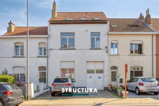 Bent u op zoek naar een woning met extra ruimte voor uw gezin, een kangoeroewoning of een combinatie van wonen en werken? Dan is deze ruime ééngezinswoning precies wat u zoekt. Hoewel de woning momenteel is ingedeeld als twee afzonderlijke wooneenheden, staat ze officieel gekend als ééngezinswoning en biedt ze tal van gebruiksmogelijkheden. IndelingOp het gelijkvloers komt u binnen via een ruime inkomhal. Verder vindt u er een leefruimte, een keuken en twee slaapkamers, waarvan één uitgerust is met een douche en toilet.De eerste verdieping beschikt over een living, een eetkamer, een volledig ingerichte keuken en een douchekamer met toilet.Op de tweede verdieping bevinden zich nog twee ruime slaapkamers en een badkamer voorzien van zowel een ligbad als een douche.Buiten geniet u van een terras en een gezellige tuin. De oprit biedt bovendien plaats aan twee wagens.Verschillende kelders.Karakteristieken- Officieel vergund als ééngezinswoning, maar momenteel ingericht als 2 wooneenheden- Ideaal voor kangoeroewonen of voor een zelfstandige activiteit of vrij beroep- Gelijkvloers verhuurd aan € 800/maand (mits indexatie)- Eerste en tweede verdieping onmiddellijk beschikbaar- Perceeloppervlakte van 385 m²- Maatregelen in het maatregelenregister: neeEen veelzijdige eigendom met tal van mogelijkheden voor grote gezinnen of zelfstandigen. Ontdek zelf het potentieel van deze unieke woning en plan vandaag nog uw bezoek met Structura via 02 460 80 46 of info@structura.be