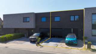 Welkom in de Groene-Herdersgoed 27 in Roeselare, een fantastische, energiezuinige woning gelegen in een rustige, residentiële wijk. Dankzij de gunstige ligging geniet u van een vlotte verbinding naar de snelweg én het levendige stadscentrum van Roeselare.<br /><br />Bij het binnenkomen wordt u verwelkomd in een stijlvolle inkomhal met apart gastentoilet. De lichtrijke leefruimte straalt warmte en gezelligheid uit en vloeit naadloos over in de volledig uitgeruste keuken met moderne toestellen en een praktisch kookeiland – de ideale plek voor wie van koken houdt. Op zonnige dagen wandelt u rechtstreeks de tuin in, waar u in alle rust kunt genieten van de zon en een heerlijk drankje.<br /><br />Op de bovenverdieping vindt u drie volwaardige slaapkamers, ingericht met het oog op optimaal comfort en nachtrust. De stijlvolle badkamer beschikt over een ruime inloopdouche, een ligbad, een badkamermeubel met lavabo en een tweede toilet.<br /><br />De buitenruimte is een absolute troef: een aangelegde tuin met een gezellige overkapping. U kiest op elk moment van de dag tussen zon en schaduw. Parkeren doet u eenvoudig op de ruime oprit, die plaats biedt aan meerdere wagens. Daarnaast beschikt de woning over een inpandige garage.<br /><br />De vermelde prijs is een richtprijs. Elk bod, hoger of lager dan deze prijs, wordt voorgelegd aan de eigenaar, die zich het recht voorbehoudt om dit te aanvaarden of te weigeren.