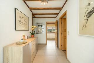<p>In een <strong>rustige en residentiële wijk,</strong> op korte afstand van het centrum van <strong>Sint-Martens-Latem</strong>, bevindt zich deze <strong>charmante woning</strong> op een <strong>zonnig perceel van 619 m².</strong></p>
<p>De woning biedt een praktische indeling met een inkomhal, een lichtrijke leefruimte, een afzonderlijke geïnstalleerde keuken, twee volwaardige slaapkamers en een derde open multifunctionele ruimte die aansluit op de gezellige tuinkamer. Verder beschikt de woning over een badkamer uitgerust met een inloopdouche, enkele lavabo en toilet.</p>
<p>Buiten geniet u van een aangename tuin met een gunstige oriëntatie, waar u in alle rust kunt ontspannen en genieten van de zon. Dankzij de solide basis en het functionele karakter biedt deze woning bovendien tal van mogelijkheden voor wie op zoek is naar een eigen woonproject op een uitstekende locatie.</p>
<p>De ligging vormt zonder twijfel één van de grootste troeven van deze eigendom. In het groene Sint-Martens-Latem woont u in een rustige en aangename omgeving, met alle dagelijkse voorzieningen binnen handbereik en een vlotte verbinding naar Gent en de belangrijkste verkeersassen.</p>
<p><span>Een unieke opportuniteit voor wie wil genieten van rustig wonen in een gegeerde en groene omgeving.<br /><br /></span><span><strong>Interesse?</strong></span><br /><span>Contacteer <strong>Stefanie D'hondt</strong> op <strong>0474/09 01 10 </strong>of via <strong>stefanie@valorvastgoed.be</strong> voor meer informatie of een vrijblijvende afspraak tot bezichtiging.</span></p>