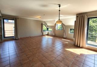 Dit mooi appartement is gelegen op het derde verdiep van een gebouw op de hoek van de Elisabethwal met de Koninksemsteenweg, vlak aan...
