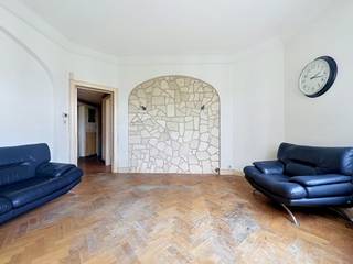 <p><span>👉 Appartement met 2 slaapkamers te koop in Schaarbeek – Victor Hugolaan – Plaskywijk</span><br /><span>Karaktervol appartement op de 3de verdieping van een gebouw uit de jaren 30</span></p>
<p><span>We Invest Bruxelles-Europe stelt u dit charmante appartement met 2 slaapkamers voor, ideaal gelegen aan de Victor Hugolaan in Schaarbeek, in de gegeerde Plaskywijk, in een mooi karaktergebouw uit 1935.</span></p>
<p><span>Gelegen op de 3de verdieping, charmeert dit appartement met zijn ruime volumes, mooie lichtinval en authentieke jaren 30-elementen: hoge plafonds, elegante proporties en authentieke uitstraling.</span></p>
<p><span>Het appartement bestaat uit een ruime en lichtrijke leefruimte, een bestaande keuken, twee comfortabele slaapkamers en een gerenoveerde badkamer.</span></p>
<p><span>Het pand beschikt reeds over verschillende recente technische elementen zoals PVC ramen met dubbele beglazing en een individuele gasketel.</span></p>
<p><span>Renovatiewerken zijn wel voorzien, wat een uitstekende opportuniteit biedt om het appartement volledig naar eigen smaak te personaliseren en te valoriseren in een van de meest gegeerde buurten van Schaarbeek, vlakbij Plasky, winkels, openbaar vervoer, scholen en belangrijke verbindingswegen.</span></p>
<h3><span>Troeven</span></h3>
<p><span>✔ Appartement met 2 slaapkamers</span><br /><span>✔ Gelegen in de Plaskywijk in Schaarbeek</span><br /><span>✔ Karaktervol gebouw uit 1935</span><br /><span>✔ 3de verdieping</span><br /><span>✔ Mooie volumes</span><br /><span>✔ Veel natuurlijke lichtinval</span><br /><span>✔ Authentieke charme</span><br /><span>✔ Gerenoveerde badkamer</span><br /><span>✔ PVC ramen met dubbele beglazing</span><br /><span>✔ Individuele gasketel</span><br /><span>✔ Groot potentieel na renovatie</span></p>
<h3><span>Technische informatie</span></h3>
<p><span>EPC: D-</span><br /><span>Elektriciteit niet conform</span><br /><span>Lasten: ±150 €/maand</span><br /><span>Bouwjaar: 1935</span></p>
<h3><span>Interesse?</span></h3>
<p><span>Contacteer Olivier Halleux – We Invest Bruxelles-Europe voor meer informatie of een bezoek aan dit appartement in Schaarbeek.</span></p>
<p><span>Ontdek ook al onze appartementen en woningen te koop in Brussel op </span><span>We Invest</span></p>