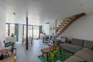 <p>Instapklare nieuwbouwwoning in rustige, kindvriendelijke straat</p>
<p>Welkom in deze recente en energiezuinige nieuwbouwwoning, gebouwd in 2024 en gelegen in de Sint-Gerardusstraat te Geel. Deze strakke woning combineert modern wooncomfort met een rustige ligging in een doodlopende straat, waardoor ze bijzonder aantrekkelijk is voor jonge gezinnen.</p>
<p>Bij het betreden van de woning valt meteen de gezellige en lichtrijke leefruimte op, die naadloos aansluit op de moderne keuken en de aangename tuin. De volledig afgesloten tuin biedt de ideale plek om in alle privacy te genieten van het buitenleven, terwijl kinderen er veilig kunnen spelen.</p>
<p>Dankzij de recente bouw voldoet de woning aan de hedendaagse normen inzake comfort, energiezuinigheid en duurzaamheid. De praktische indeling en kwalitatieve afwerking zorgen ervoor dat u hier zonder zorgen onmiddellijk uw intrek kunt nemen.</p>
<p>De ligging vormt een absolute meerwaarde. In deze rustige, doodlopende straat geniet u van een veilige woonomgeving met weinig verkeer, terwijl scholen, winkels, openbaar vervoer en belangrijke verbindingswegen zich op korte afstand bevinden.</p>
<p>Bent u op zoek naar een recente woning waar comfort, rust en gezinsvriendelijk wonen centraal staan? Dan is deze eigendom zeker een bezoek waard.</p>