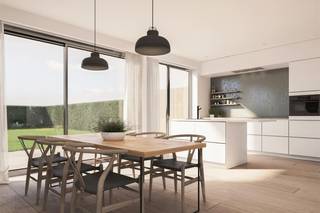 <br />Deze woning wordt gebouwd in het vernieuwend woonproject ‘Roobaertpark’, een rustige buurt die vernieuwend groen, open en verkeersarm is ingericht aan de rand van het stad. De woning is aangesloten op het stadswarmtenet, waardoor je niet meer afhankelijk bent van fossiele brandstoffen zoals aardgas! <br />Lot 50 is een gesloten bebouwing op een grondoppervlakte van 160 m² en wordt achteraan ontsloten door een tuinpad. De tuinomheining met poortje is inbegrepen, net als je eigen parkeerplaats. GELIJKVLOERS: inkom, wc, living, open keuken met eiland, ruime berging. EERSTE VERDIEPING:  3 ruime slaapkamers,  ingerichte badkamer met inloopdouche en dubbele lavabo, aparte wc. ZOLDER : toegankelijk via een tweede vaste trap. Ideaal als 4de slaapkamer, bureauruimte of hobbyruimte. Leuke tuin. Doodlopende straat met groenzone, kindvriendelijke omgeving. Deze woning wordt aangeboden met ingerichte badkamer, bevloering, zonnepanelen en vloerverwarming.<br /><br />Prijs excl. btw en kosten. Voor meer info bel 09 280 60 60 of mail naar info@durabrik.be<br />Download de brochure op https://durabrik.immo/roeselare-honzebroekstraat<br />Bezoek onze kijkwoning ter plaatse. Een afspraak maken kan via https://www.durabrik.be/nl/kijkwoningen/roeselare-honzebroekstraat<br /><br />* Afbeeldingen en oppervlaktes zijn indicatief.