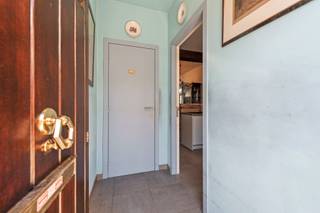 Top aanbod! Deze woning biedt op het gelijkvloers een inkomhal inclusief apart toilet, een ruime leef- en eetruimte met volledig uitgewerkte open keuken. Een mooie houten trap biedt toegang tot de 1e verdieping die voorzien is van 2 ruime slaapkamers en badkamer.<br /><br />Achteraan beschikt de woning over een tuin waarin centraal een extra volume staat. Mits afbraak wordt een veel grotere tuin gecreëerd met bovendien rechtstreeks toegang tot de achterliggende garage (mee opgenomen in dit aanbod).<br /><br />Interesse in deze top-aanbieding?<br />Contacteer snel Katrien voor een bezoek: <br />📞 0477 46 53 11 <br />📩 katrien@waeyler.be