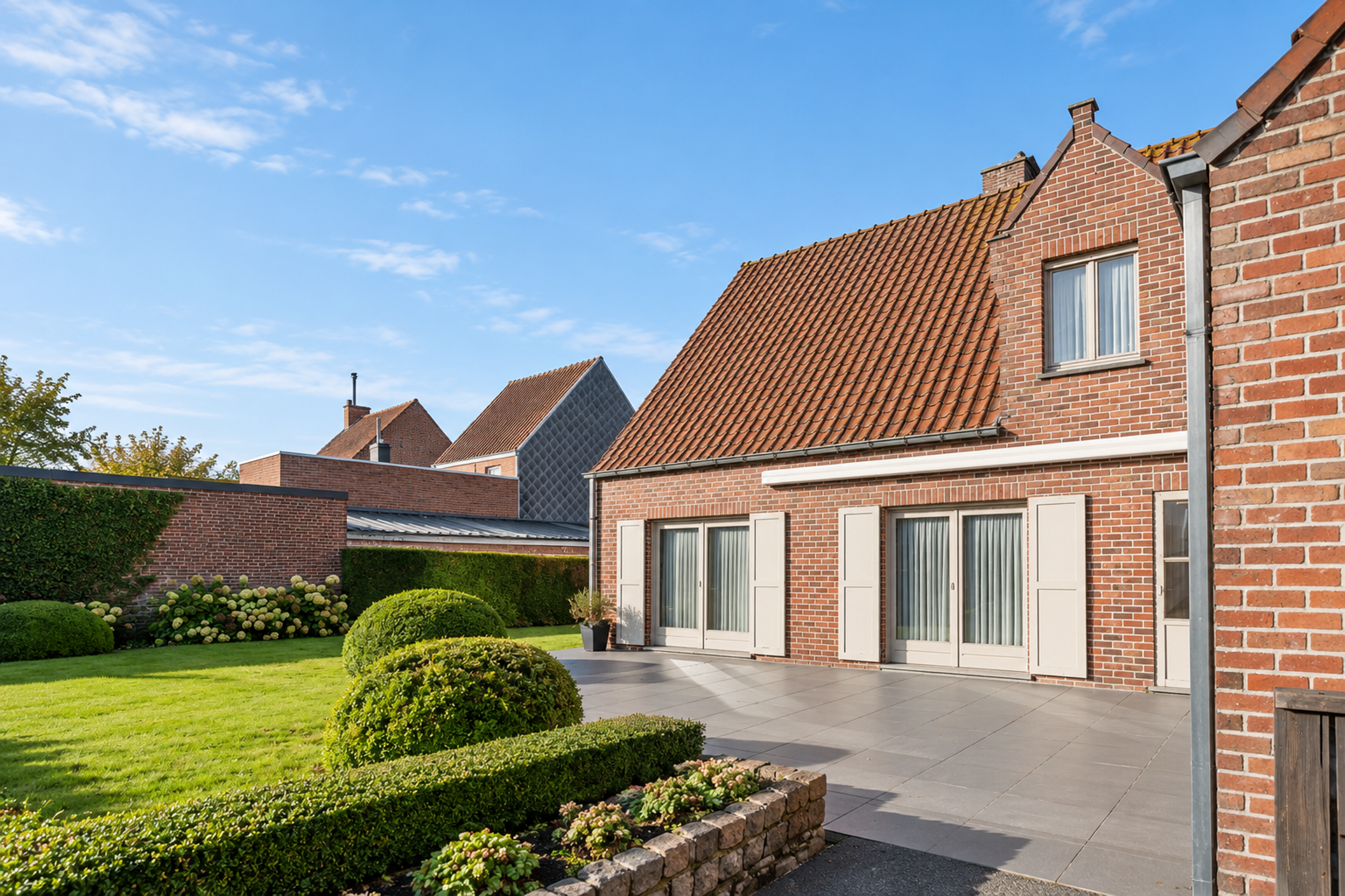 Ruime woning met 4 slaapkamers, dubbele garage en grote tuin - foto 4