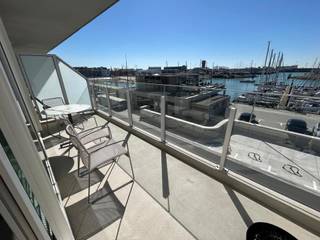 Ontdek dit lichtrijke 2 slaapkamer appartement in Zeebrugge, ideaal gelegen met een uniek lateraal, direct zicht op de haven. Hier geniet u...