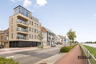Deze lichtrijke penthouse met hoogwaardige afwerking bevindt zich in de recente nieuwbouwresidentie 'Hypoliet' te Bredene, op een unieke ligging met adembenemende verzichten over het kanaal. De residentie is vlot bereikbaar en bevindt zich vlakbij winkels, het Shoppingcentrum van Bredene, openbaar vervoer en de kust.<br />Indeling: grote inkomhal voorzien van ingemaakte kasten en aansluiting voor wasmachine, woonkamer met open, ingerichte keuken en veel kastruimte, aansluitend zonneterras, slaapkamer met ruimte voor het maken van een dressing en badkamer met douche en lavabomeubel, apart toilet en tweede zonneterras.<br />Vanuit de leefruimte geniet men van een onvergetelijk uitzicht over het kanaal en dankzij de grote raampartijen baadt het appartement in natuurlijk licht. <br />Bovendien voldoet dit appartement aan alle hedendaagse normen: elektriciteit is comform, het appartement is asbestvrij en is zeer energiezuinig (EPC A)! Er zijn zelfs zonnepanelen aanwezig ten voordele van dit appartement.<br />Mogelijkheid tot aankoop van een garagebox met automatische sectionale poort in het gebouw!<br />Een zeldzame kans die u niet mag missen – contacteer ons vandaag nog voor een bezoek!<br />Verkoop onder BTW.