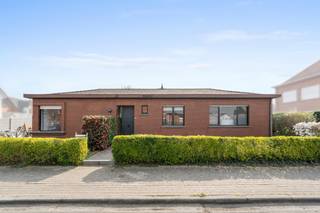 Te koop: ruime open bebouwing in Heidepark, Dendermonde, gelegen in een rustige woonkern nabij scholen en openbaar vervoer.Deze gelijkvloerse woning...