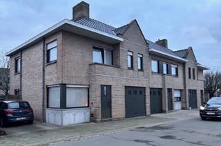 Aangenaam ruime en verzorgde woning (halfopen bebouwing) in de directe omgeving van openbaar vervoer en met een vlotte ontsluiting naar Tielt, Wingene, Ruiselede...<br /><br />INDELING:<br /><br />GELIJKVLOERS: inkom met vestiairekast, gezellige living met ruimte voor een zithoek en eetplaats. In een uitbouw is er de keuken met tal van inbouwkasten en een ontbijthoek. Tussen de keuken en de garage met wasplaatsfunctie is er een voorraadberging. Er is een gastentoilet en het sas met ingemaakte kasten geeft uit op het terras en de tuin.<br /><br />Op de VERDIEPING is er de nachthall met toilet, de badkamer met lavabomeubel en douche op ligbad en drie volwaardige slaapkamers.<br /><br />Er is een vaste trap naar de niet ingerichte geïsoleerde ZOLDER die extra opbergruimte biedt. <br /><br />Recent werd een nieuwe gaswandketel geplaatst.