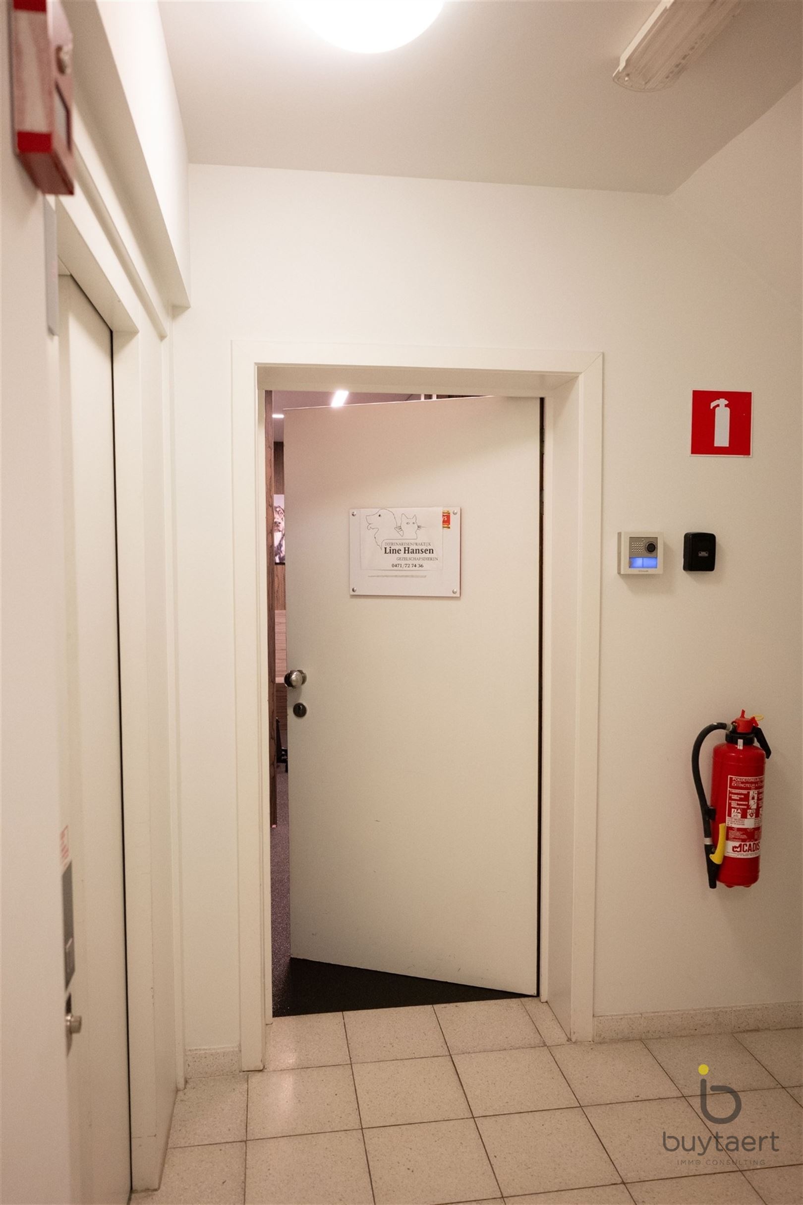 RUIME EN LICHTRIJKE PRAKTIJK IN GELIJKVLOERSAPPARTEMENT MET PRIVÉ-TUIN - foto 4