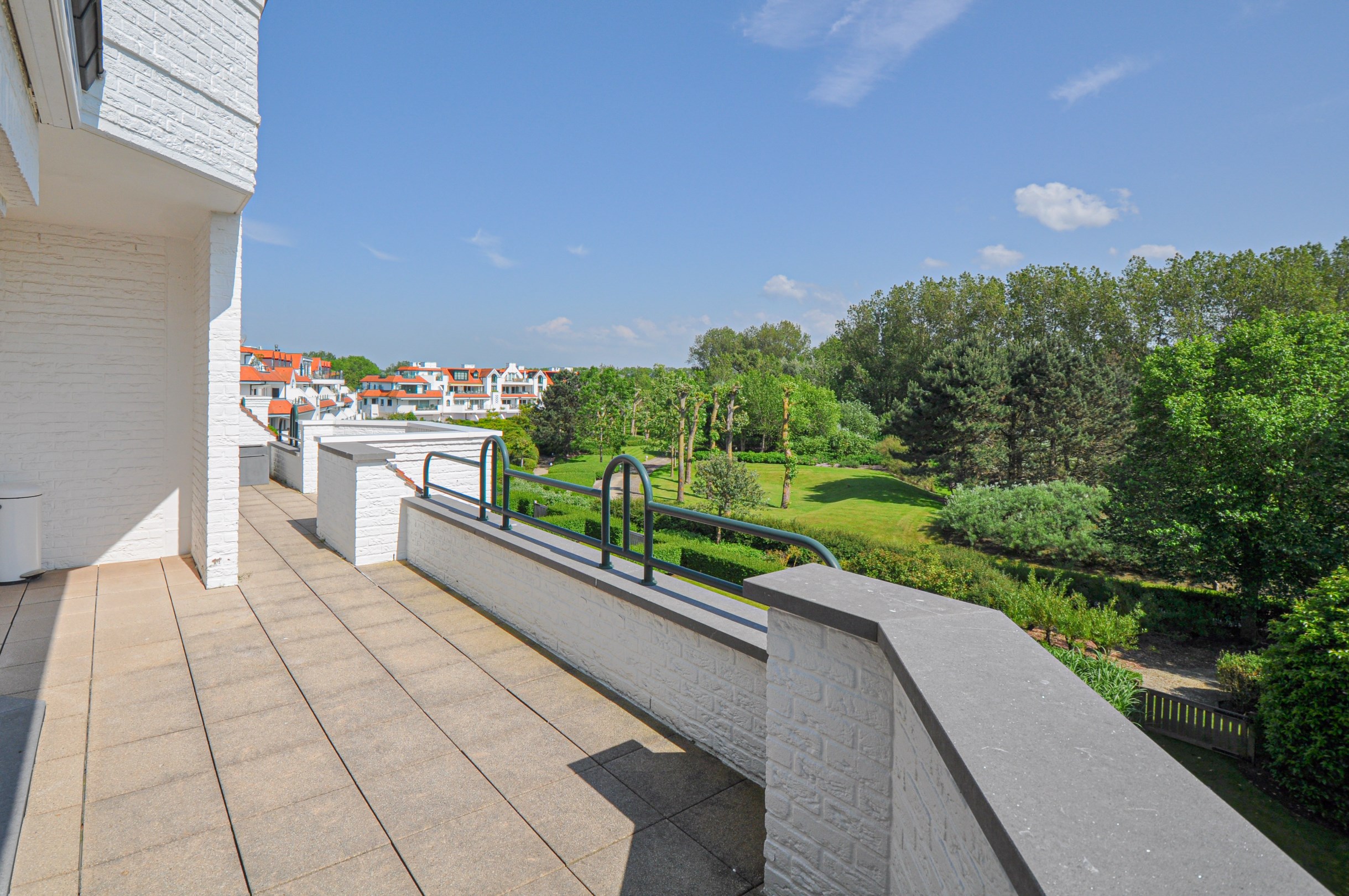 Subliem hoekappartement met ruime terrassen gelegen in het prestigieuze domein Tennis Garden. - foto 4