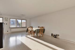 <p><span>Op zoek naar een interessante investering in de Antwerpse rand? Dit lichtrijke appartement van ca. 75 m², gelegen in een kleinschalig gebouw in Mortsel, is momenteel verhuurd en vormt na afloop van de huurperiode een ideale eerste woning voor een starter of alleenstaande. De garagebox is inbegrepen in de vraagprijs.</span></p><p><span> </span></p><p><span>Indeling</span></p><p><span>Via de inkomhal bereik je de ruime, lichtrijke living met open, volledig uitgeruste keuken. Verder beschikt het appartement over één bijzonder ruime slaapkamer en een moderne badkamer met douche en toilet. Het appartement is voorzien van dubbele beglazing.</span></p><p><span> </span></p><p><span>Ligging</span></p><p><span>Gelegen in De Stappe, een rustige woonstraat in de wijk Sint-Jozef in Mortsel, met weinig doorgaand verkeer. Het centrum, winkels, scholen, bushalte en treinstation liggen op wandelafstand. De snelweg bevindt zich op ca. 3,5 km en Antwerpen-centrum is vlot bereikbaar met het openbaar vervoer of de fiets.</span><span><br /><br /></span></p><p><span>Garagebox</span></p><p><span>De inbegrepen garagebox biedt een private parkeerplaats en extra bergruimte, een mooie meerwaarde in deze omgeving.</span><span><br /><br /></span></p><p><span>Bijzonderheden</span></p><p><span>Vraagprijs: 229.000, garagebox inbegrepen</span></p><p><span>Bewoonbare oppervlakte: ca. 75 m²</span></p><p><span>Momenteel verhuurd</span></p><p><span>EPC-label F: 595 kWh/m²/jaar</span></p><p><span>Renovatieverplichting: minstens EPC-label D binnen 6 jaar na de authentieke akte</span></p><p><span>Centrale verwarming op gas en dubbele beglazing</span></p><p><span>P-score D / G-score D</span></p><p><span> </span></p><p><span>Interesse? Contacteer ons gerust voor meer informatie of een bezoek ter plaatse!</span></p>