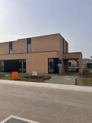 In een rustige, doodlopende straat realiseren we deze hedendaagse halfopen woning met een doordachte indeling en veel lichtinval. De open leefruimte met keuken en kookeiland biedt een mooi zicht op de tuin. Vooraan is een praktische bureauhoek voorzien, ideaal voor thuiswerk.<br /><br />De woning beschikt over een gemetste carport en een aangename tuin met Zuid-West oriëntatie, zodat je optimaal geniet van de middag- en avondzon. De badkamer is uitgerust met zowel een ligbad als een inloopdouche.<br /><br />De woning is wind- en waterdicht, waardoor je de verdere afwerking kan afstemmen op jouw smaak en budget.<br /><br /><strong>Troeven</strong><br />✓ open keuken met kookeiland en zicht op tuin<br />✓ bureauhoek op het gelijkvloers<br />✓ gemetste carport<br />✓ badkamer met bad én inloopdouche<br />✓ Zuid-West oriëntatie (middag- en avondzon)<br />✓ rustige ligging in doodlopende straat<br /><br />Meer info of vrijblijvend bezoek aanvragen kan via onze bouwadviseur Steven: 051 26 36 86 of steven@lapeirre.be.<br /><br /><span><em>Opgelet: *Prijs = incl. infrastructuur, grond, constructie, architect, EPB-verslaggeving, veiligheidscoördinatie.<br />excl. Kosten (opmeting, BTW, registratie en aansluitingskosten) (tenzij expliciet anders vermeld)  </em></span><br /> 