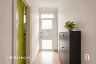 *Instelprijs: € 250.000 - bieden vanaf
Locatie
De woning geniet van een centrale ligging in Deurne, met tal van voorzieningen in de nabije omgeving. Op slechts enkele minuten fietsen bevindt zich het Rivierenhof, een van de grootste en mooiste parken van Antwerpen, ideaal voor ontspanning en recreatie. Ook het Wijnegem Shopping Center ligt op korte afstand, ongeveer 10 minuten met de wagen. Hierdoor heb je gemakkelijk toegang tot een uitgebreid aanbod aan winkels en horeca. Daarnaast is de woning uitstekend bereikbaar met het openbaar vervoer (tram- en bushaltes in de buurt), wat zorgt voor een vlotte verbinding naar het centrum van Antwerpen. Ook belangrijke invalswegen zijn makkelijk bereikbaar.
Indeling
Bij het betreden van de woning kom je in de inkomhal, waar zich aan de rechterzijde de wasruimte bevindt. Verder door de hal bereik je de ruime leefruimte met aansluitend de ingerichte keuken. Achteraan de woning bevindt zich een apart toilet en de toegang tot de tuin (zuid-oost), waar je kan genieten van de buitenruimte.
Op de eerste verdieping zijn er twee zeer ruime slaapkamers. Via één van de slaapkamers krijg je toegang tot de badkamer, die voorzien is van een bad met douchefunctie, dubbel wastafelmeubel en toilet.
Op de tweede verdieping zijn er nog twee volwaardige slaapkamers aanwezig, ideaal als extra slaap-, werk- of hobbyruimte.
Troeven
• Veel potentieel
• 4 ruime slaapkamers
• Tuin (zuid-oost gericht)
• Centrale ligging nabij park en winkels
• Vlotte verbinding met openbaar vervoer