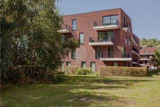 Staanplaats P117 met parkeerbeugel in de kelderverdieping van residentie Leiemeersen II.