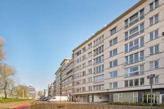 Deze autostaanplaats is gelegen in een parkingcomplex pal in het centrum van Oostende. Gelegen tussen de Hendrik Serruyslaan en de Aartshertoginnenstraat is deze parking perfect gesitueerd. Op wandelafstand zijn er winkels maar evenzeer horeca of de zeedijk. <br /><br />De autostaanplaats is gelegen op de derde verdieping van het complex. Er is een personenlift aanwezig zodat u vlot uw wagen bereikt.<br /><br />Aarzel niet en neem contact op voor meer info of een afspraak.<br /><br />