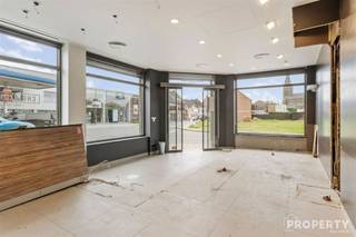 Dit unieke pand, voorheen een bakkerij, is nu beschikbaar voor verkoop. Het biedt een perfecte combinatie van wonen en werken, met tal...