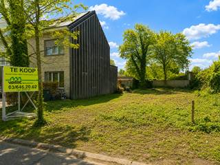 Bent u op zoek naar een prachtige locatie om uw droomwoning te bouwen? Deze bouwgrond van 369 m² in een rustige en groene omgeving biedt alles wat u zoekt voor een halfopen bebouwing.<br /><br />Deze bouwgrond is ideaal gelegen in een aangename buurt, met alle voorzieningen zoals supermarkten, bakkers en banken binnen handbereik. Bovendien geniet u van een uitstekende bereikbaarheid, met vlotte verbindingen naar omliggende gemeenten en steden.<br /><br />Met een perceeloppervlakte van 369 m² biedt deze grond voldoende ruimte om een comfortabele en energiezuinige halfopen bebouwing te realiseren. De afmetingen van het perceel (12 meter breed en 30,75 meter diep) maken het perfect geschikt voor een moderne woning met een zonnige tuin of terras.<br /><br />Bouwvoorschriften terug te vinden bij downloads op onze site.<br /><br />Troeven van dit perceel:<br />+ Perceel van 369 m²<br />+ Geschikt voor halfopen bebouwing<br />+ Rustige en groene omgeving<br />+ Strategische ligging nabij voorzieningen