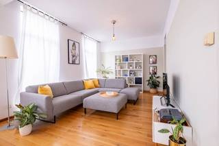 Instapklaar appartement met hoge plafonds en authentieke elementen. Centrale ligging in rustige wijk met karakter in Antwerpen. Ideaal voor wie...