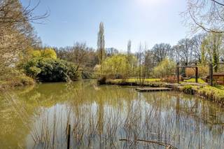 Située sur un terrain exceptionnellement beau et verdoyant de pas moins de 1 hectare (en partie en zone agricole), avec un étang et une piscine,...