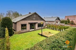 Deze verrassend ruime woning met 3 slaapkamers is gelegen op een prachtig perceel van 12a55ca. Indeling: inkomhal, woonkamer met open haard, ruime...