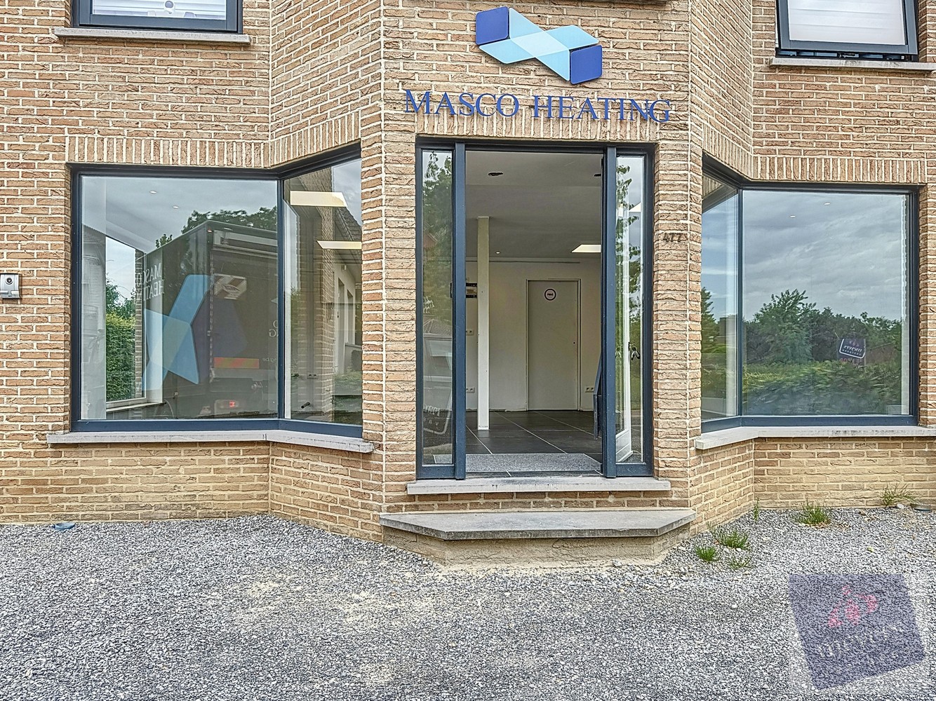 Te huur: commerciële topper op zichtlocatie in Hasselt! - foto 1