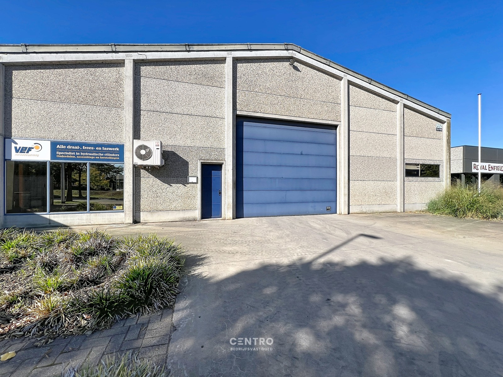 Magazijn met bureel (± 840m²) op INDUSTRIEZONE met gelijkvloerse LICHTRIJKE woonst  (o.a. 3 slpks, 2 garages,...)  op een prachtig HOEKperceel van 2.061 m² te Diksmuide! - foto 5