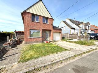 Ontdek deze charmante alleenstaande woning gelegen in een rustige en kindvriendelijke buurt van Marke, vlakbij scholen, winkels en vlotte verbindingen naar Kortrijk en de E17.<br />De woning biedt tal van mogelijkheden voor wie op zoek is naar een pand die reeds alle grote werken heeft gehad, waaronder nieuw dak, nieuwe pannen, nieuwe ramen, nieuwe kabels en elektriciteit (op het gelijkvloers), nieuwe sanitair buizen (gescheiden riolering), nieuw voegwerk enz.....<br />Indeling:<br />Op het gelijkvloers vindt u een inkomhal, leefruimte, grote open moderne keuken met eiland, toilet, veranda, garage. Op de verdieping bevinden zich 2 slaapkamers en een badkamer met toilet, lavabo en douche.<br />de woning beschikt ook over een geïsoleerde zolder (geen 3de kamer mogelijk) en een gezellige tuin met veel privacy. <br />Nu staat er een groot duivenhok, maar kan gerust worden verwijderd.<br /><br />Troeven:<br />Rustige ligging in een geliefde buurt, centrum op wandel- en fietsafstand<br />Volledig naar eigen smaak te schilderen en op te frissen<br /><br />EPC 298kWh/m² - EPC label C - geen renovatieplicht. P- en G-score: A. Bevindt zich niet in een risicozone voor overstromingen.<br />Grondoppervlakte 316m² - bewoonbare oppervlakte ca. 162m².<br />Laat deze unieke kans niet voorbijgaan en ontdek zelf de mogelijkheden die deze woning te bieden heeft!<br />