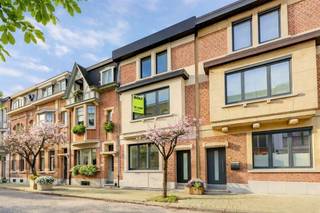  Rez de chaussée- hall d'entrée- toilettes séparées avec lave-mains- salon- cuisine entièrement équipée avec salle à manger- jardin de ville agréable...