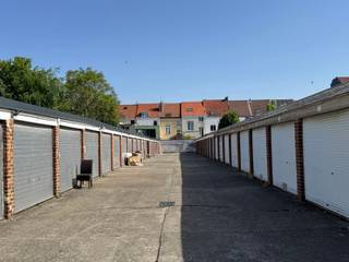 Immo Pické biedt U deze gunstig gelegen garages (tussen de Bergensesteenweg en de vijvers van Anderlecht) aan gelegen in aan achterliggend complex. Dit lot beschikt over 36 garages waarvan de daken en toegangspoorten werden vernieuwd. Geen gemeenschappelijke lasten of kosten. 35 garages zijn momenteel verhuurd, 1 staat leeg. Actuele opbrengst huurwaarde: 3.169,00 euro<br />Voor bijkomende informatie, gelieve het kantoor te contacteren.