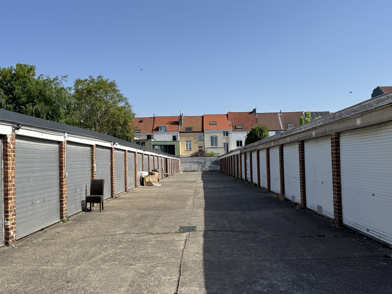 Geheel van 36 garages (vernieuwde poorten en dak) - foto 2