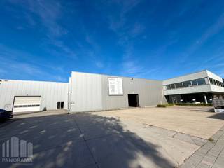 Strategisch gelegen magazijn van 1.650 m² nabij de drukke Tiensesteenweg. Dankzij de directe verbinding met de <strong>N3 </strong>en <strong>N80 </strong>geniet deze locatie van een uitstekende ligging ten opzichte van Leuven, Hasselt, Luik en de omliggende gemeenten.<br /><br />De loods beschikt over een gelijkvloerse poort (4 m B x 4,5 m H), industriële vloer en variërende vrije hoogtes tot 5m. Daarnaast zijn er sociale ruimtes aanwezig, die indien gewenst kunnen worden verwijderd om extra opslagruimte te creëren.<br /><br />De volledig verharde en omheinde site biedt ruime <strong>parkeer- en manoeuvreermogelijkheden</strong>. De loods is geschikt voor diverse bedrijfsactiviteiten en is <strong>onmiddellijk beschikbaar</strong>.<br /><br />Contacteer <strong>PANORAMA B2B</strong> voor bijkomende inlichtingen via <strong>0474 17 17 15</strong>.
