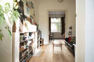 Achter de gevel van deze karaktervolle herenwoning in de Werbrouckstraat 34 in Antwerpen schuilt een huis met een verhaal. Authentieke elementen en een charmante, goed bewaarde gang geven de woning haar eigen karakter, terwijl hedendaagse ingrepen zoals isolatie, vernieuwde ramen achteraan, zonnepanelen en vernieuwde loodgieterij en elektriciteit zorgen voor extra comfort.<br /><br />Op het gelijkvloers vinden we de leefruimte met aansluitend de open keuken, die rechtstreeks toegang geeft tot de zonnige tuin. Verder is er een apart gastentoilet.<br /><br />De authentieke gang loopt door over alle verdiepingen en vormt de rode draad doorheen de woning. Op de eerste tussenverdieping bevinden zich een dressing en een badkamer met bad, lavabo en toilet. De eerste verdieping omvat twee ruime slaapkamers.<br /><br />Ook op de tweede tussenverdieping is er extra functionaliteit met een tweede keuken en badkamer. De tweede verdieping bestaat momenteel uit één grote open ruimte, die tal van mogelijkheden biedt om naar eigen wens in te richten.<br /><br />Op de derde verdieping vinden we nog een grote slaapkamer en een aparte slaapkamer. Tot slot beschikt de woning over een droge kelderruimte die volledig onder de woning doorloopt, ideaal als extra bergruimte.<br /><br />Een woning met een authentieke ziel, een mooie verticale indeling en heel wat potentieel voor wie houdt van karaktervolle architectuur in combinatie met hedendaags wooncomfort.<br />Interesse? Maak dan snel een afspraak via info@jamar.immo of ‭03 435 31 33‬.<br />Geen overstromingsgevoelig gebied, Wg, Gvg, Gmo, vkr, geen opname in het maatregelenregister