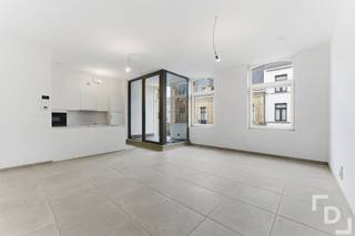 In de Rijselstraat te Ieper vinden we dit nieuwbouw appartement voorzien van 2 slaapkamers en 2 terrassen waarvan één inpandig.Het appartement biedt een ideale woonomgeving voor wie wenst te wonen op een centrale locatie, ruim en modern.Indeling:V-1: Private kelderbergingGLV: Hal - leefruimte met open keuken - keukenberging - badkamer - 2 slaapkamers - 2 terrassenExtra's:* E-peil: 60* Mogelijkheid tot aankopen garage of afgesloten staanplaats* Kelderberging inbegrepen* CV op gas met vloerverwarming* Zonnepanelen aanwezig