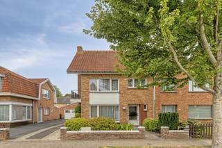Bent u op zoek naar een halfopen bebouwing die u helemaal naar uw eigen hand kunt zetten? Dit op te frissen huis staat te koop op een uitstekende locatie in Sint-Michiels.<br /><br />Hoewel de woning dateert uit de jaren '60, verkeert de stevige en degelijke constructie nog in een uitstekende staat. Binnenin biedt het pand het perfecte canvas voor wie het interieur wil moderniseren en weer helemaal hedendaags wil maken. Enkele belangrijke vernieuwingen zijn bovendien al uitgevoerd: in 2009 werd het dak volledig vernieuwd en geïsoleerd, is het schrijnwerk vervangen en voorzien van automatische rolluiken, en werd ook de verwarmingsketel vernieuwd.<br /><br />Troeven en bereikbaarheid<br />De Keurvorst Karel Theodoorstraat kent een uitermate gunstige ligging ten opzichte van het bruisende centrum van Brugge. Scholen, winkels en het openbaar vervoer liggen in de dichte nabijheid. Bovendien bereikt u de autostrade binnen enkele minuten rijden. <br /><br />Indeling<br />Gelijkvloers:<br />- Ruime inkomhal met gastentoilet en authentieke trap naar de bovenverdieping<br />- Lichtrijke woonkamer met veel inrichtingsmogelijkheden<br />- Keuken met aansluitende eetplaats<br /><br />Eerste verdieping:<br />- Eerste slaapkamer (21m²)<br />- Tweede slaapkamer (12m²)<br />- Derde slaapkamer (8m²)<br />- Badkamer met douche en lavabomeubel<br /><br />Grote zolderverdieping van ongeveer 30 vierkante meter met de mogelijkheid om een vierde slaapkamer in te richten<br /><br />Garage en tuin<br /><br />Wilt u dit halfopen huis kopen en de binnenkant omvormen tot een hedendaagse thuis? Neem vandaag nog contact op voor meer informatie of een bezoek ter plaatse!<br /><br />Bestuursmaatregelen in het maatregelenregister: nee