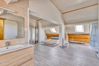 Ben je op zoek naar een instapklare woning met veel ruimte en een groene, rustige ligging, zonder in te boeten op bereikbaarheid? Dan is deze...