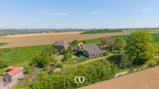 SCHIJF JE IN VOOR HET EERSTE BEZOEKMOMENT VAN DINSDAG 19 MEI VIA ONZE WEBSITE!<br /><br />Te renoveren of af te breken hoeve op een uitzonderlijk rustige en landelijke ligging, midden in uitgestrekte akkers en met een prachtig open zicht.<br /><br />Na een functiewijziging biedt deze eigendom een zeldzame opportuniteit voor wie droomt van landelijk wonen met maximale vrijheid. Het perceel van maar liefst 3833 m² vormt een mooie basis voor een renovatieproject of een volledige heropbouw, waarbij de aanwezige bijgebouwen extra mogelijkheden bieden naar indeling, opslag of bijgebouwen op maat van uw project.<br /><br />De open omgeving zorgt voor een gevoel van ruimte, rust en privacy, terwijl de woning toch vlot bereikbaar blijft.<br /><br />Een bijkomende troef is de mogelijkheid om extra grond aan te kopen tot een maximaal perceel van 14.000 m².<br /><br />Een unieke kans voor liefhebbers van het buitenleven die op zoek zijn naar een project met karakter en potentieel.