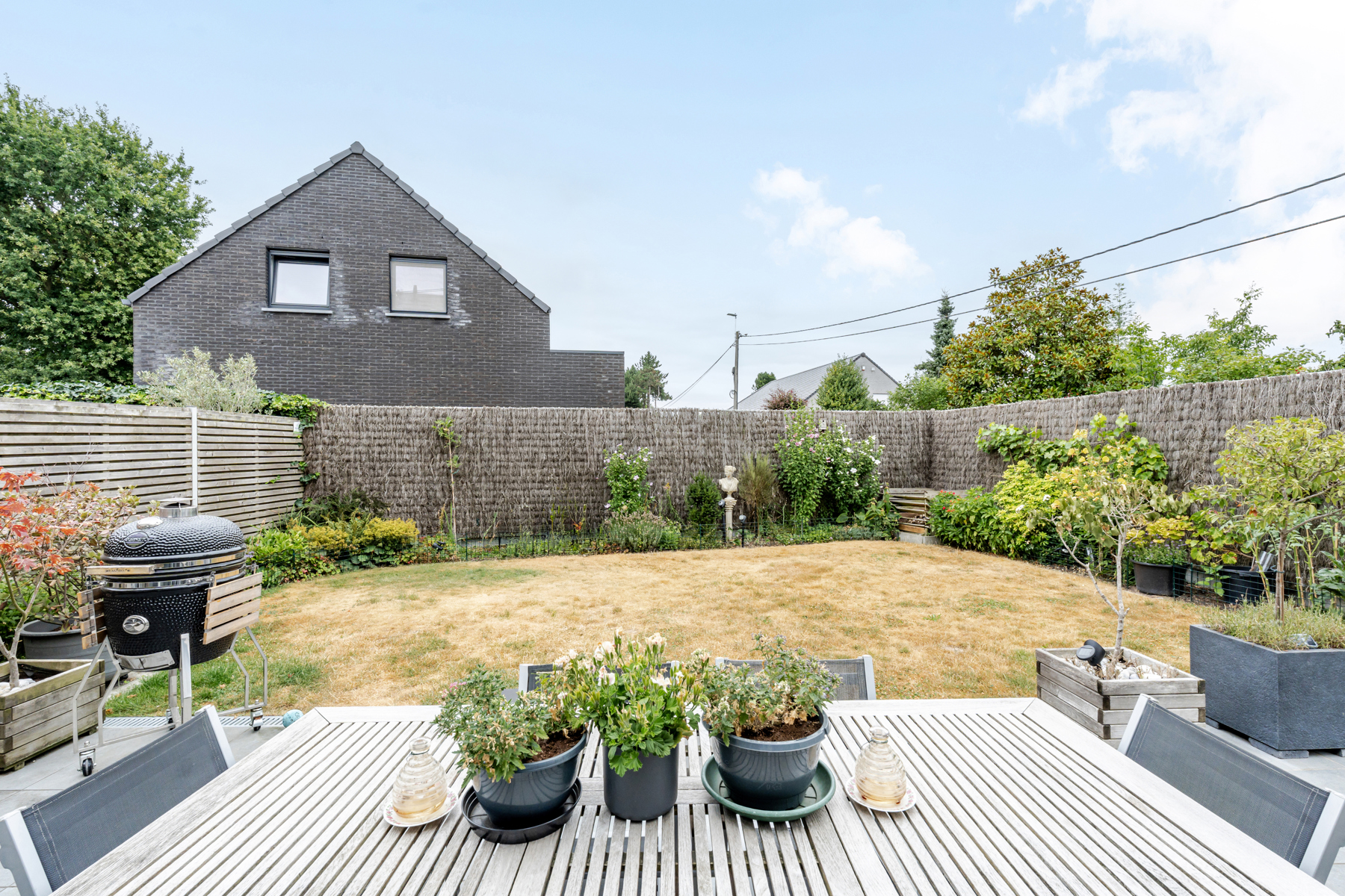 Gezellige recente halfopen bebouwing met tuin en staanplaatsen - foto 4