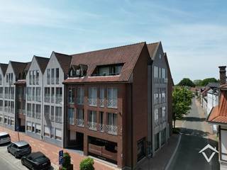 Strategisch gelegen dakappartement in centrum Roeselare. Alles is gelegen in de korte nabijheid van het appartement: scholen, het Geitepark, de winkelstraat, voedingszaken en vele verbindingswegen.<br /><br />Dit zeer ruim en gezellig appartement, gelegen in het centrum van Roeselare op de 3e verdieping. <br /><br />Het appartement omvat: Gemeenschappelijke inkomhal - lift - traphal - inkomhal - aparte berging - afzonderlijk toilet - ruime, lichtrijke woonkamer met parketvloer - gezellig terras - nieuwe ingerichte keuken - (was)berging - 3 slaapkamers waarvan 2 slaapkamers met elk een terras - nieuwe badkamer met badkamermeubel / douche / toilet. <br /><br />Troeven:<br />- Rustige residentie op gunstige ligging<br />- Energiezuinig! EPC-score B<br />- alle waterleidingen werden vernieuwd<br />- Lift aanwezig!<br />- Vrij bij akte (niet verhuurd)<br />- Warmtepompen met airco geïnstalleerd<br /><br />Mogelijkheid tot de aankoop van één afzonderlijke garage (momenteel verhuurd). Vroeger was het nettorendement: 3,12%!!