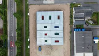Nieuwbouw KMO-unit van <strong>175 m² en 2 privatieve parkeerplaatsen</strong> te koop, de unit maakt deel uit van het gloednieuwe bedrijvenpark <strong>"URSUS"</strong> die bestaat uit 17 KMO-units te koop met oppervlaktes tussen 175 m² en 227 m² (samenvoegbaar tot grotere oppervlaktes). Fantastisch gelegen nabij het centrum van Meulebeke en Tielt, op amper 4 km van de Brugsesteenweg (N50) en op slechts 5 km van de Pittemsesteenweg (N37) met een vlotte verbinding naar de E403 op- en afrit 8 Roeselare-Beveren.<br /><br />De casco magazijnen (en eventueel bijhorende kantoren) zijn opgebouwd uit geprefabriceerde geïsoleerde sandwichelementen in beton of metalen sandwichpanelen of een combinatie van beide. De loodsen, allen brandklasse B, hebben een vrije hoogte van +/- 6 meter en zijn toegankelijk via een automatische sectionale poort (al dan niet met een aparte toegangsdeur en glaspartij) en zijn voorzien van een lichtstraat. De duurzame bedrijfsgebouwen zijn gelegen in industriegebied voor ambachtelijke bedrijven en KMO's en zijn geschikt voor zowel opslag, productie, verwerking van goederen, groothandel, transport -en distributieactiviteiten, ... <br /><br />De units 1 tot en met 10 genieten van een uitstekende zichtbaarheid vanaf de Randweg, waardoor uw visuele aanwezigheid zowel voor voorbijrijdend verkeer als voor bezoekers aanzienlijk wordt versterkt.<br /><br />Per unit zijn er minstens twee privatieve parkeerplaatsen voorzien.<br />Er zijn ruime parkeer- en manoeuvreerruimte voorzien op het terrein. Voorziene oplevering begin Q2 2026.<br /><br />Contacteer <strong>PANORAMA B2B</strong> voor bijkomende inlichtingen, plannen of een vrijblijvend plaatsbezoek <strong>050 300 800</strong>.