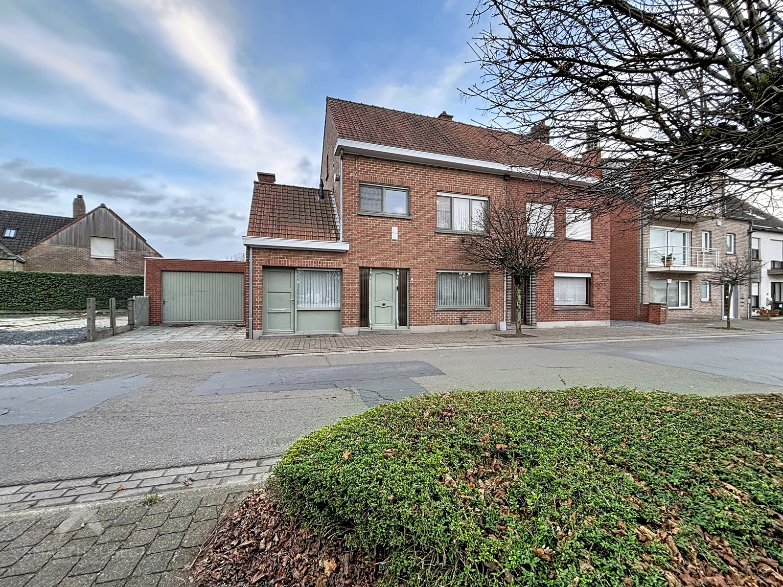 Woning met 3 slaapkamers, garage en 5 parkeerplaatsen - foto 1