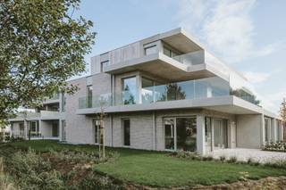 Dockx realiseerde in de landelijke omgeving van Testelt 18 energie zuinige service flats voorzien van alle wooncomfort met functies zoals handgrepen, noodoproepsystemen en rolstoeltoegankelijkheid. 

De woningen zijn voorzien van één of twee slaapkamers, open leefkeuken, woonkamer en badkamer met inloopdouche. Deze hebben allen een bewoonbare oppervlakte tussen 72m² en 124m² en zijn voorzien van ruime terrassen tot wel 63m². Het volledige complex is voorzien van ondergrondse parkeerplaatsen en bergingen.
 
De gezellige ontmoetingsruimte is ontworpen om een ​​warme en uitnodigende sfeer te creëren waar bewoners graag samenkomen en een gezellige babbel kunnen hebben.

De ruime assistentiewoningen hebben alle wooncomfort voor actieve senioren en zijn onmiddellijk beschikbaar. 

- Locatie: Plaats-Vondel 21 te Testelt
- Centrale rustige ligging
- Oppervlaktes van 72m² tot 124m²
- Ruime terrassen (gemiddeld 30m²)
- Erkend door Agentschap Zorg&amp;Gezondheid
- 12% BTW + vrijstelling OV voor 10 jaar
- Startprijzen excl. kosten vanaf €275.000,-

Hebben wij je interesse gewekt? Neem dan snel contact met ons op!

jolien@dockx.com
+32 14 37 75 73