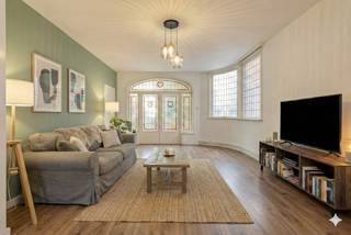 Propriété à rafraîchir avec 208 ? m² de surface habitable, situé dans un emplacement idéal au cœur de Roeselare. En plein cœur de Roeselare, trouvons-nous cette propriété à rafraîchir avec une surface habitable de pas moins de 208 ? m². Grâce à son emplacement extrêmement central, vous pouvez y bénéficier d'une excellente accessibilité, à pied, à vélo et en transports en commun. Les magasins, les restaurants, les écoles et la gare sont accessibles à pied.La propriété offre de nombreuses possibilités. Le rez-de-chaussée est parfait pour l'aménagement d'un espace commercial, d'un cabinet, d'un bureau ou d'une profession libérale. Grâce à sa large façade et à son emplacement dans un quartier animé et très fréquenté, la visibilité commerciale y est garantie.Aux étages supérieurs, vous trouverez un salon spacieux avec différentes options d'ameublement. Avec les travaux de rénovation nécessaires, cette maison peut être transformée en une maison familiale contemporaine avec éventuellement une entrée séparée pour la zone commerciale.En résumé : un investissement intéressant pour ceux qui recherchent une propriété avec un potentiel dans un emplacement privilégié, ou pour ceux qui souhaitent combiner vie et travail en centre-ville.Avantages :208 m² de surface habitableOpportunité commerciale au rez-de-chausséeEmplacement central au cœur de RoeselareDe nombreuses options de remplissage (vivre, travailler, combiner)Bonne visibilité et accessibilité