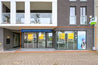 Winkelruimte met grote visibiliteit! 74m² netto oppervlakte en een vitrine van +/- 9meter aan de straatzijde!<br />Gewezen zakenkantoor maar mits kleine aanpassingswerken zijn de mogelijkheden talrijk. Ingericht met oog voor comfort en veiligheid : beveiligde deur, airco, ventilatie, systeemplafond,...<br />Deze kantoorruimte beschikt verder nog over een kitchenette en afzonderlijk toilet. Conforme elektriciteit, gunstig EPC,...<br />Voldoende (gratis) parkeergelegenheid rechtover het kantoor.<br />Uw bezoek inplannen doet u vandaag nog telefonisch via 09 328 57 78. Raadpleeg onze website voor alle beschikbare attesten!