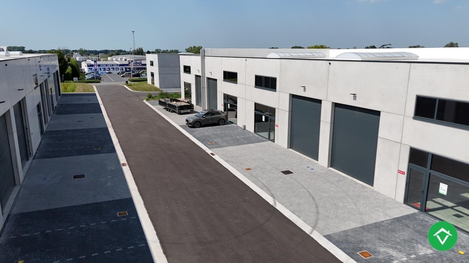 Loods te koop – 246 m² met 2 parkeerplaatsen inbegrepen op de industriezone te Ichtegem - foto 1