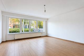 Bent u opzoek naar een 2 slaapkamer appartement op het gelijkvloers? Dan is dit precies wat u zoekt! Het appartement is gelegen op een centrale locatie nabij het centrum van Schoten! <br /><br />Indeling:<br />U komt binnen in de centraal gelegen inkomhal met apart toilet met handenwasser. Vooraan bevindt zich de ruime, lichtrijke woonkamer met de open, volledig geïnstalleerde keuken. De keuken omvat: een koelkast, diepvries, oven, microgolfoven, vaatwasser, dampkap, kookplaat en een spoelbak. <br /><br />Overigens is er nog de moderne badkamer met inloopdouche en dubbel lavabomeubel. Tevens bevinden zich hier ook de aansluitingen voor wasmachine en droogkast.<br /><br />Achteraan zijn er twee slaapkamers. De grootste slaapkamer heeft nog aansluitend een polyvalente ruimte die kan dienen als dressing.<br /><br />De gemeenschappelijke kosten bedragen €125/maand. Deze omvatten o.a. voorschot verwarming, onderhoud en minuterie gemeenschappelijke delen. <br /><br />Pluspunten:<br />-Ideale ligging: nabij openbaar vervoer, invalswegen, groen, …<br />-Gelijkvloers<br />-Beschikbaarheid: 01/01/2027