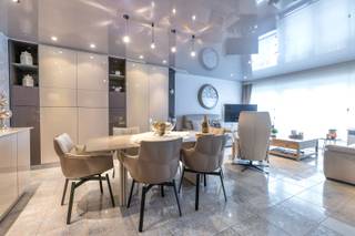 - Hoogwaardige afwerking,- Lichtrijk appartement met zicht op het appartement,- Topligging.Magnifiek appartement op de eerste verdieping van...