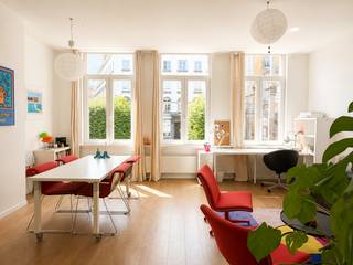 <p>Dit appartement van ca 76 m² is gelegen in het hartje van Antwerpen in de gezellige Minderbroedersrui. <span>Op een heerlijk centrale locatie midden in de stad en toch weg van alle drukte. Grote winkelstraten op wandelafstand. Een goede bereikbaarheid is gegarandeerd dankzij de nabijheid van openbaar vervoer en enkele belangrijke invalswegen.</span></p>
<p>De leefruimte kan genieten van een mooie lichtinval dankzij de grote raampartijen. Aansluitend bevindt zich de praktische open keuken met kwalitatieve Siemens toestellen.</p>
<p>Een strakke en moderne look werd doorgetrokken in het ganse appartement. De warme eiken parketvloer zorgt voor een gezellige warme toets.</p>
<p>Via de nachthal bereikt u de twee slaapkamers die zich aan de rustige achterzijde bevinden. De tweede slaapkamer kan perfect dienst doen als bureau of kinderkamer.</p>
<p>De luxueuze badkamer is afgewerkt met inloopdouche, dubbele lavabo en toilet. Hier zijn eveneens de aansluitingen voor wasmachine en droogkast voorzien.</p>
<p>Een kelderberging is reeds begrepen in de huurprijs.</p>
<p>Gemeenschappelijke lasten: 30 Euro per maand.<br />Alle nutsvoorzieningen (gas, water en elektriciteit) zijn privé op te nemen door de huurder.</p>
<p>Beschikbaar vanaf 1 oktober 2026.</p>